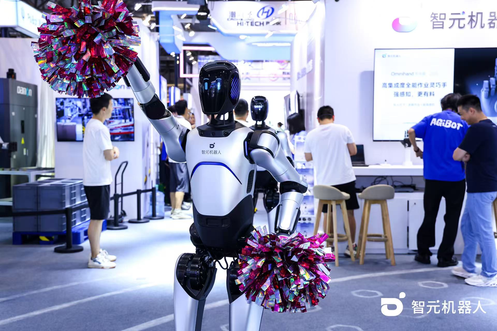 太阳集团tcy机器人 WAIC 首日展台火爆，机器人家族集体打工忙不停